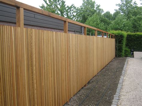 Foto: Sunbooster verticale zonnestrips geïntegreerd in een houten schutting