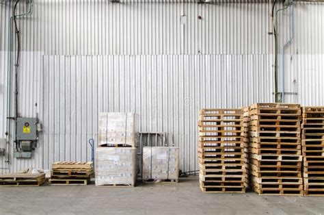 Pallets gestapeld in een magazijn