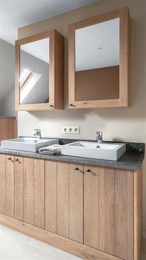 Beeld: grijs-witte badkamer met houten meubelen