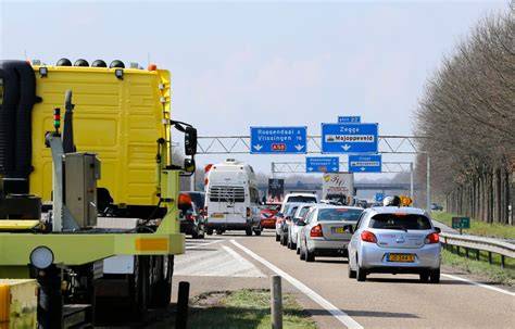 Philips-schoorsteen Roosendaal tijdens verplaatsing langs A58