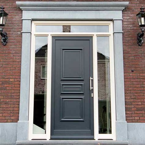 Illustratie van een landelijke voordeur met klassieke raamverdelingen en een warme houtnerf-uitstraling
