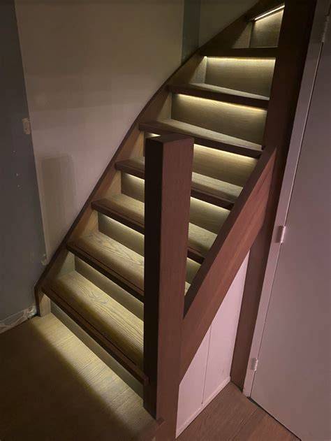 Schetsplan van een trap met LED-strips langs meerdere zones