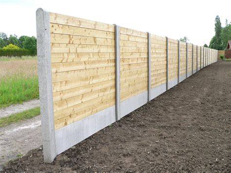 Prijsoverzicht van betonnen palen, platen en houten panelen