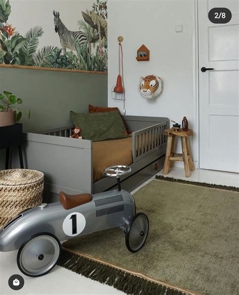 Voorbeeld van een kinderkamer of tienerkamer gestyled met groen tribal behang, gecombineerd met natuurlijke materialen.