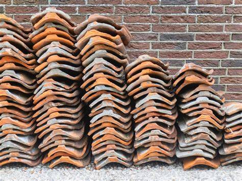 Foto: Oude Hollandse dakpannen op restauratieproject in Nieuwlande
