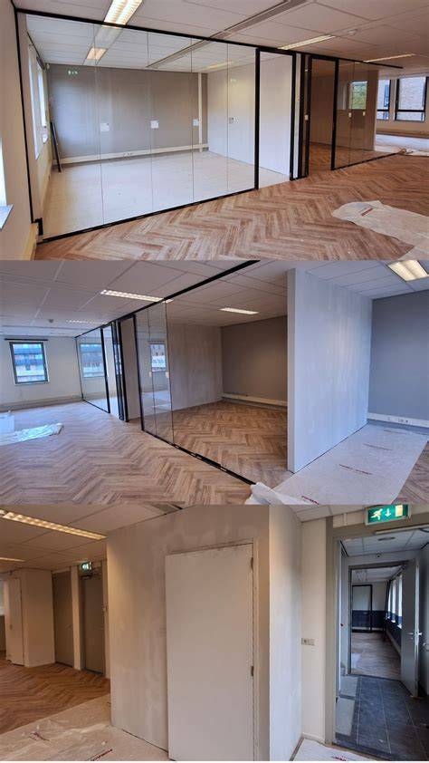 Voorbeeld van een kantoor met metal stud wanden en glaswanden