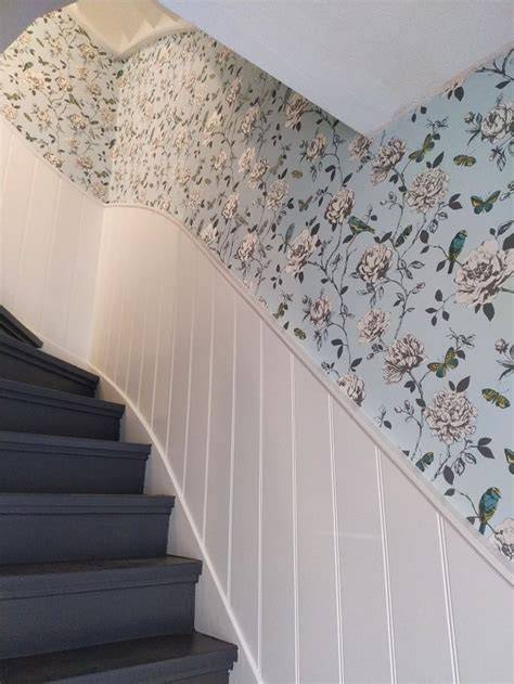 Voorbeeld: trapgat met lambrisering van behang