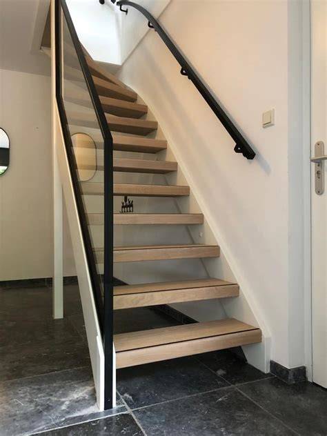 Foto: traprenovatie met stalen kopse kant
