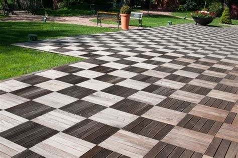 Foto: Voorbeelden van houten terrastegels