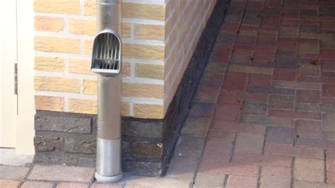 Illustratie van een bladvanger die in een regenpijp is geplaatst en bladeren tegenhoudt.