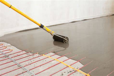 Foto: afgeronde betonvloer met vloerverwarming in showroom