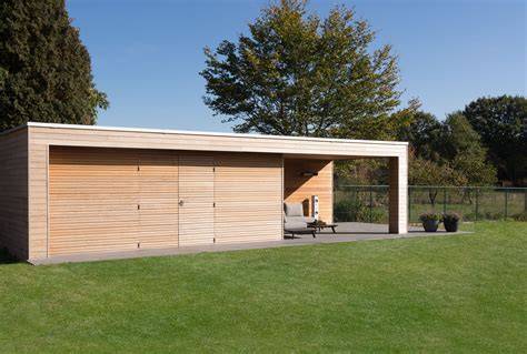 Moderne tuinhuis in tuin met nabijheid van buren
