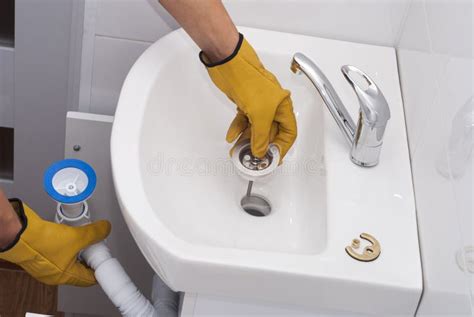 Sifon onder een gootsteen Schoonmaakstappen