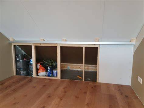 Schematische weergave van een kast onder schuine wand met achterwand, knieschot en schuifdeuren