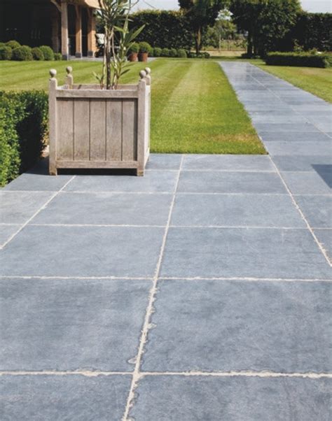 Showtuin met verschillende kleuren en diktes van 50x50 betontegels