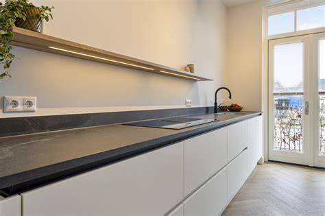 Foto: Betonlook stuc toegepast op keukenblad en wand