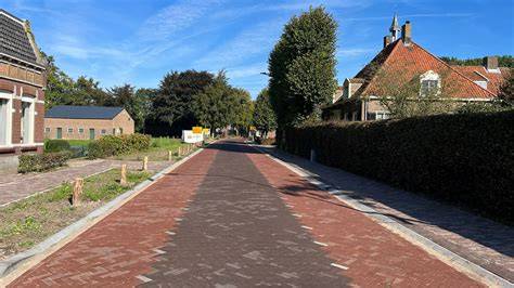 Foto: Oudere straat met klinkers voor nostalgische sfeer