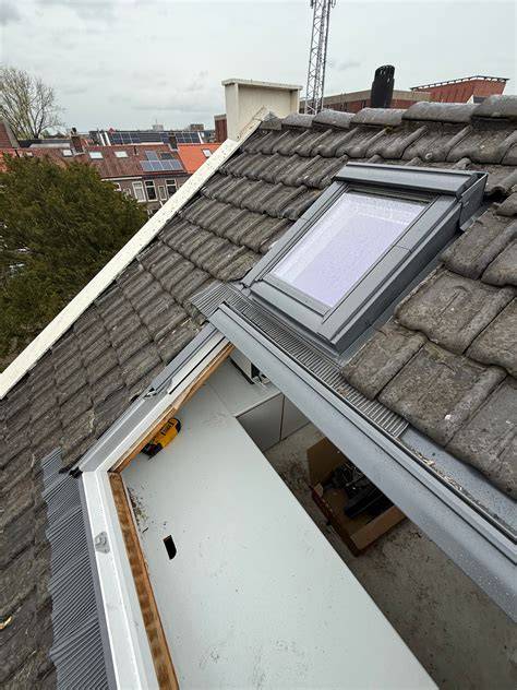 Vergelijking kunststof vs. houten Velux dakramen