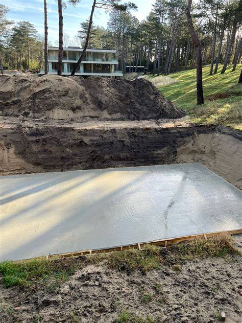 Diagram: vlinderen en afwerking van betonnen zwembadvloer
