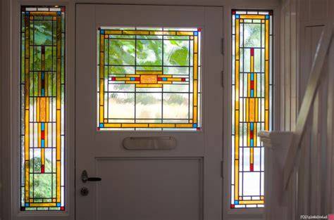 Decoratieve jaren-30 voordeur met glas-in-lood en houten panelen
