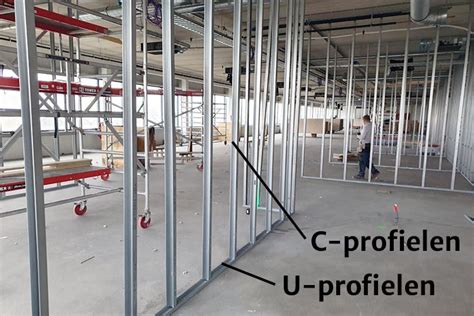 Detail van metal stud profielen en C-ligger in het plafond.