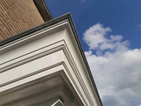 Diverse profielen van decoratief lijstwerk die gebruikt kunnen worden om multiplex randen af te werken.