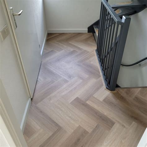Verloop van legtechniek visgraat PVC