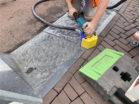 Illustratie van verschillende antislip technieken: etsende behandeling, boucharderen, straaltechniek