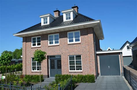 Algemene overzichtstekening van een symmetrische gevel met royale entree
