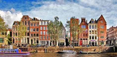 Historische voorbeelden van herenhuizen langs brede lanen en toegangshekken