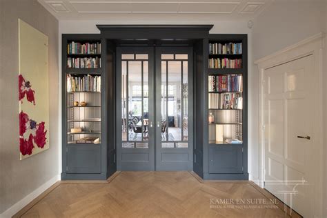 Interieurscène met en-suite kamers en royale verlichting