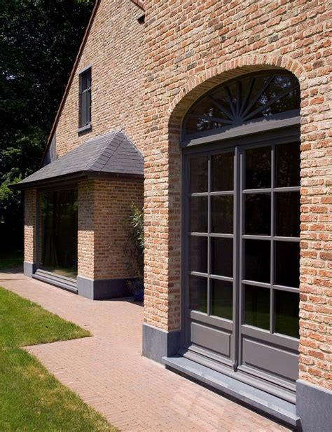 Grachtenpand-achtige sfeer met symmetrie en klassieke details