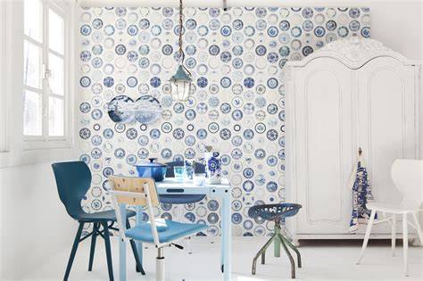 Decoratief behang met Delfts Blauw en bloemmotieven uit de 17e eeuw
