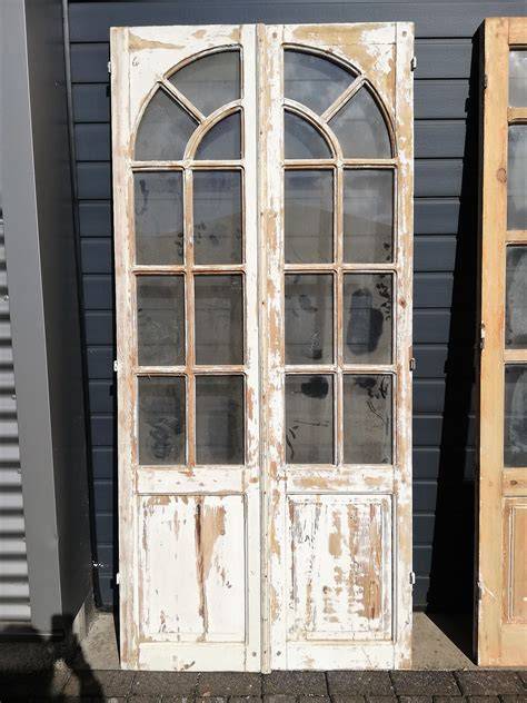 Afbeelding van Empire B.V. showroom in Best met diverse antieke deuren en bouwmaterialen