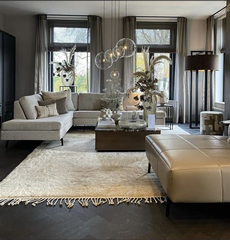 Donkere vloer met lichte wanden en silhoutte meubels in Metropolitan Luxury stijl
