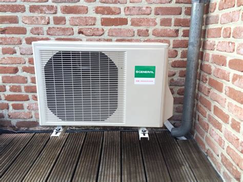 Voorbeeld van installatie: binnen- en buitenunit van hybride warmtepomp