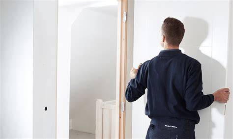 Afbeelding: Overzicht stappenplan deur afhangen in bestaand kozijn