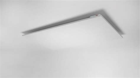 Installatievoorbeeld: Infraroodpaneel ingebouwd in plafond boven inloopdouche