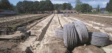 Praktische lay-out voor drainagebuis met geotextiel en grind