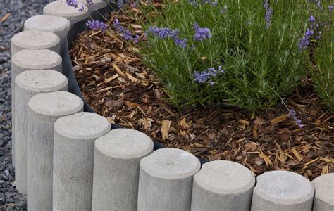 INGEBEDDE_AFBEELDING_1: overzicht van betonnen palissades en rondobanden