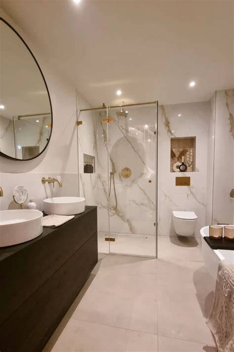 Italiaanse luxe badkamer met goudaccenten