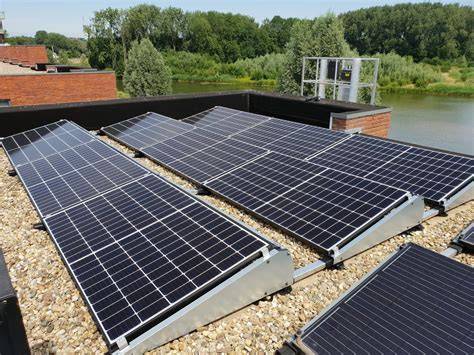 Foto: prefab plat dak op industriële schil met zonnepanelen