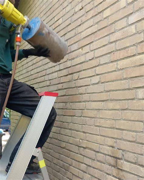 Gat maken in muur met veiligheidsmaatregelen