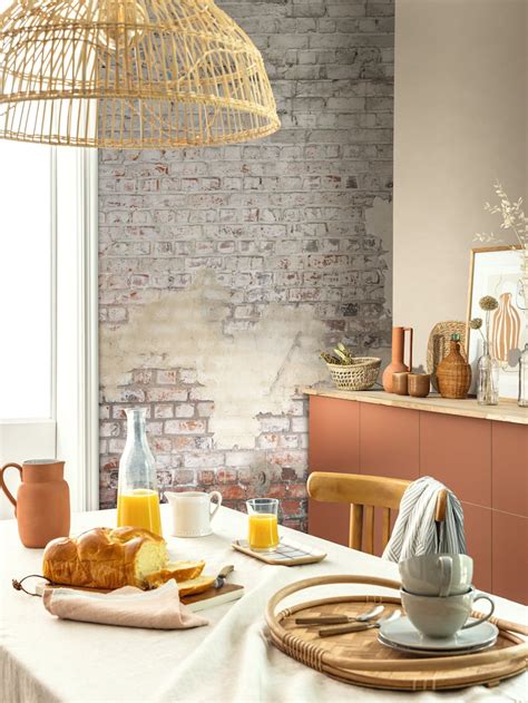 Baksteenlook behang in een industriële woonkamer
