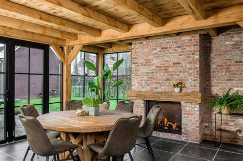 Industriële woonkamer met mix van baksteen, metaal en hout