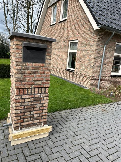 Voorbeeld van een gestapelde pilaar tijdens het metselen
