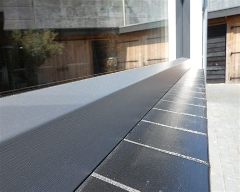 Illustratie van dakgootbetimmering met houten, kunststof en metalen opties