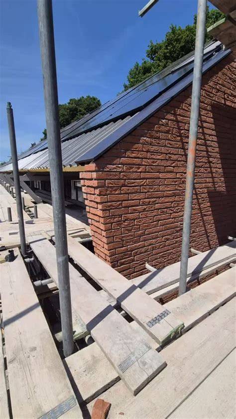 Foto van een project in uitvoering met slanke staalprofielen