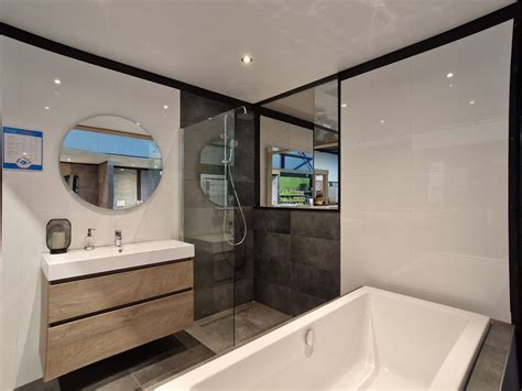 Luxe badkamer met ligbad, inloopdouche en hoogwaardige afwerking