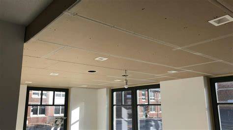 Afbeelding: Verlaagd plafond met trillingsdempers en isolatie